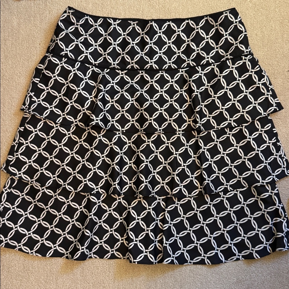 Size 4 White House Black Market Black and White Circle Pattern tiered Skirt